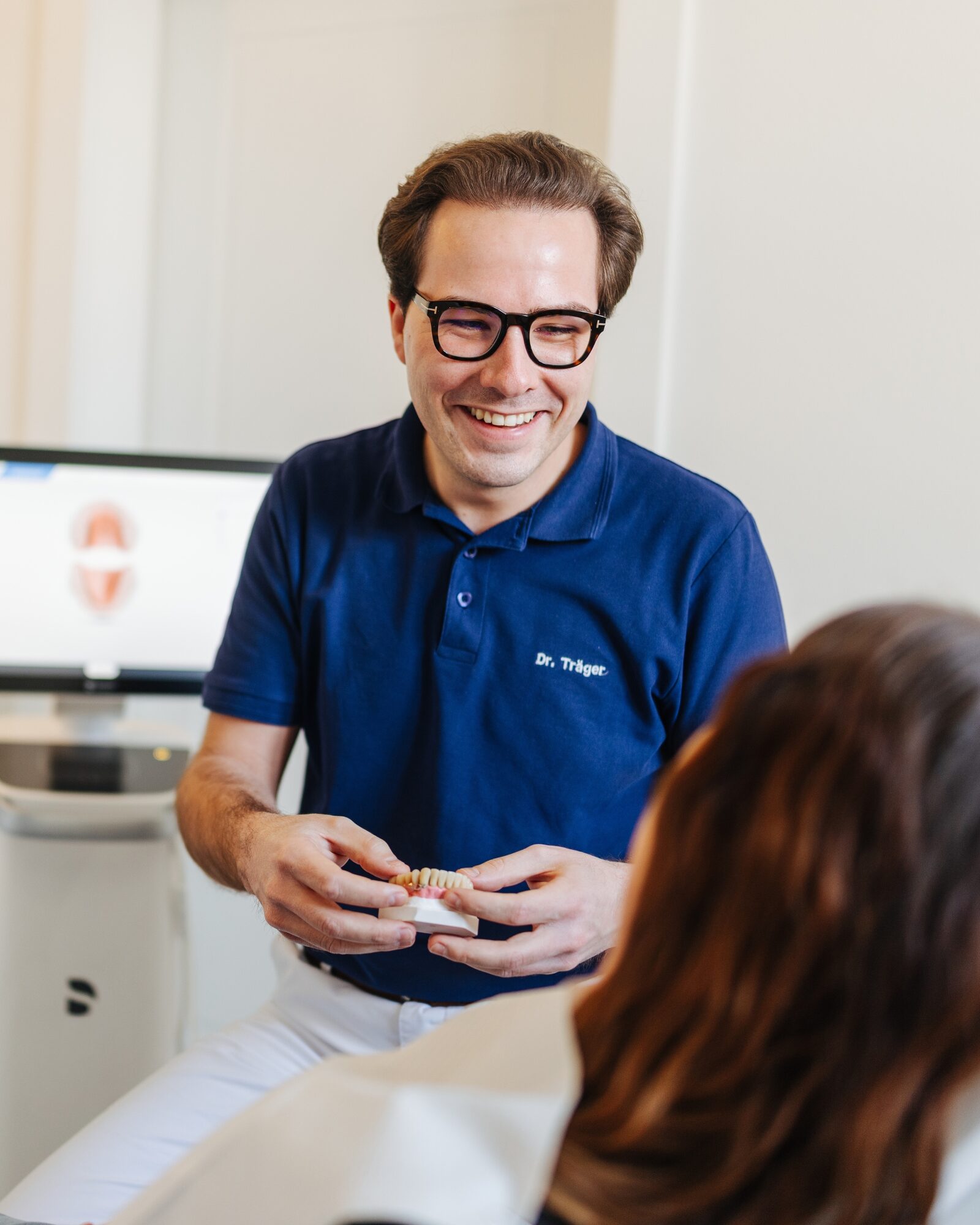 Dr. Luca Träger im Patientengespräch