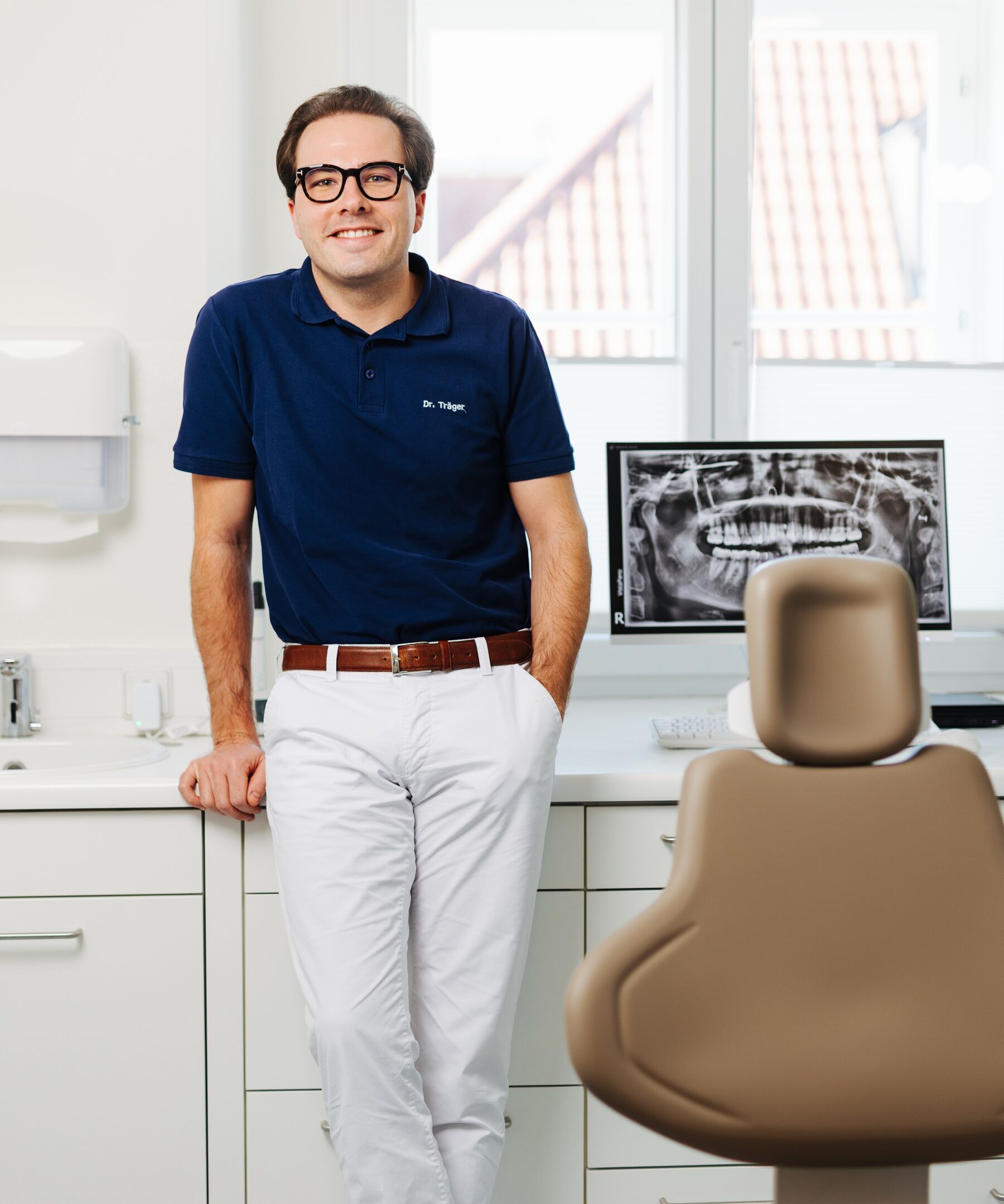 Dr. Luca Träger in der Praxis am Hauptplatz Straßburg